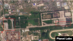 2일 북한 평양 미림비행장 북쪽의 열병식 훈련장을 촬영한 ‘플래닛 랩스(Planet Labs)’ 위성사진에 차량 행렬이 포착됐다. 사진 = Planet Labs.