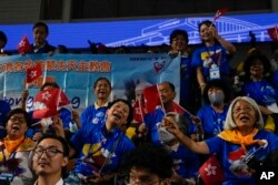 来自香港的天主教信徒在蒙古乌兰巴托欢迎教宗方济各。（2023年9月3日）