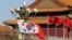 Bendera China dan Korea Selatan berkibar di gerbang lapangan Tiananmen dalam kunjungan Presiden Korea Selatan saat itu, Moon Jae-in, ke Beijing, pada 15 Desember 2017. (Foto: Reuters/Jason Lee)