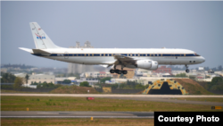 美国国家航空航天局(NASA)一架飞机低空飞过台湾南部台南机场进行空气品质观测实验。(2024年3月13日，台湾环境部提供)