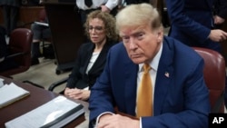 Bivši predsjednik Donald Trump sjedi na Krivičnom sudu na Menhetnu, 7. maja 2024. u Njujorku.