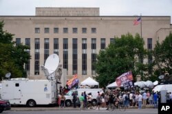 لایەنگرانی و نەیارانی دۆناڵد ترامپ، سەرۆکی پێشووی ئەمەریکا لە بەردەم دادگای فیدراڵی لە واشنتنی پایتەخت گردبوونەتەوە ، پێنجشەممە 3 ی مانگی هەشتی 2023