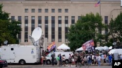 Jounalis ak manifestan rasanble devan tribinal federal Washington nan, Jedi 3 Out, 2023. 