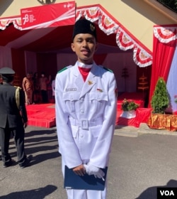 Kaysan Antoni, salah seorang anggota paskibra: "Bangga mengibarkan bendera Indonesia." (Karlina/VOA)