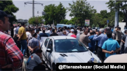 اعتراض سرمایه‌گذاران مال‌باخته رضایت‌خودرو مقابل استانداری قزوین.