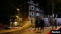 Garis polisi dipasang di sekitara lokasi dekat rumah korban penembakan di Rotterdam, Belanda, pada 28 September 2023. (Foto: Reuters/Piroschka van de Wouw)