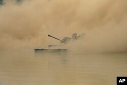 지난달 31일 강원도 철원군 도하훈련장에서 '을지프리덤실드' 미한 연합 군사 연습에 참가한 한국 수도기계화보병사단 소속 K21 장갑차가 도하하고 있다.