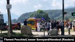 Petugas medis dan petugas darurat bekerja di lokasi di mana seorang pria Suriah melukai empat anak dan seorang dewasa dalam serangan pisau di sebuah taman di kota Annecy, Prancis, Kamis 8 Juni 2023.