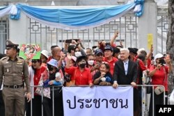 Pendukung mantan Perdana Menteri Thailand Thaksin Shinawatra berkumpul di luar Mahkamah Agung Thailand di Bangkok, 22 Agustus 2023. (Foto: AFP)
