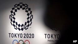 FILE - Logo Tokyo 2020 di Bandara Haneda, 14 Juni 2021 di Tokyo. (AP/Eugene Hoshiko, File)