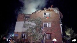 فائر فائٹرز 31 مئی 2024 کو خارکیو، یوکرین میں روسی میزائل حملے میں تباہ ہونے والی اپارٹمنٹ عمارت کی آگ بجھاتے ہوئے۔فوٹو بذریعہ رائٹرز۔