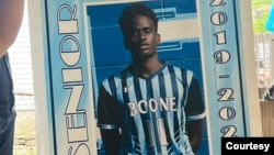 Bandeko ba Dan Likiko, mobeti ndembo na ekipi ya eteyelo bilenge babali ya secondaire ya comté ya Boone (basimbi elili ya ndeko na bango abomami na masasi na Florence, Kentucky, USA, 22 sanza ya minei 2023. (Twitter/Madeline Ottilie) 