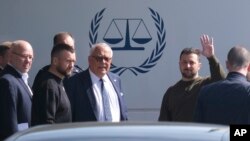 볼로디미르 젤렌스키(가운데 오른쪽) 우크라이나 대통령이 4일 네덜란드 헤이그 국제형사재판소(ICC)를 떠나며 손을 들어 인사하고 있다. 