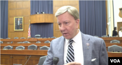하원 군사위원장인 마이크 로저스 공화당 의원이 19일 VOA와 인터뷰하고 있다.