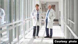 ნობელის პრემიის ლაურიატები კატალინ კარიკო და დრიუ ვეისმანი. ფოტოს ავტორი პეგი პატერსონი (Penn Medicine)