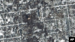 រូបភាព​តាម​ផ្កាយរណប​ដោយ​ក្រុមហ៊ុន Maxar Technologies បង្ហាញ​ពី​តំបន់​ខូចខាត​នៅ​ទីប្រជុំជន Petrivka នៃ​តំបន់​ Donetsk របស់​ប្រទេស​អ៊ុយក្រែន កាល​ពី​ថ្ងៃ​ទី​១០ ខែ​កុម្ភៈ ឆ្នាំ​២០២៣។ (រូបថត​ពី Maxar Technologies តាមរយៈ AP)