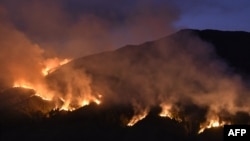 Api yang berkobar di Taman Nasional Bromo Tengger Semeru, Jawa Timur, menghanguskan pegunungan saat musim kemarau, 9 September 2023. Kebakaran terjadi sejak 17 Agustus 2023. (Foto Aman ROCHMAN / AFP)