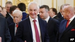 ឧបនាយក​រដ្ឋមន្ត្រី​រុស្ស៊ី លោក Andrei Belousov (កណ្តាល​) រង់ចាំ​ចូលរួម​ក្នុង​ពិធី​ចូលកាន់ដំណែងរបស់ លោក Vladimir Putinជា​ប្រធានាធិបតី​រុស្ស៊ី នៅ​វិមាន​ក្រឹមឡាំង ក្នុង​ទីក្រុង​ម៉ូស្គូ កាលពី​ថ្ងៃទី៧ ខែឧសភា ឆ្នាំ២០២៤។