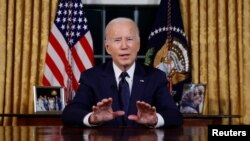 조 바이든 미국 대통령이 19일 백악관 집무실에서 이스라엘·우크라이나 문제에 관해 대국민 연설을 하고 있다.