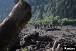 კურორტ შოვში მაშველები დაკარგულ ადამიანებს, მათ შორის ბავშვებს ეძებენ