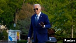 23일 조 바이든 미국 대통령이 전용헬기에서 내려 백악관 내부로 향하고 있다.