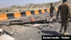 Tentara Pakistan memeriksa serangan bom jalanan oleh pemberontak Baluchistan di kota Gwadar (foto: ilustrasi). 