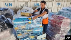 Radnik priprema humanitarnu pomoć UN i Crvenog krsta u Pojasu Gaze, oktobar 2023. (Foto: AP Photo/Hassan Eslaiah)