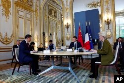 ปธน.เอ็มมานูเอล มาคร็อง (ตรงกลาง) ร่วมประชุมกับปธน.สี จิ้นผิงและ เออร์ซูลา ฟ็อน แดร์ ไลเอิน ประธานคณะกรรมาธิการยุโรป ในการหารือระดับไตรภาคี ที่กรุงปารีส เมื่อ 6 พ.ค. 2567