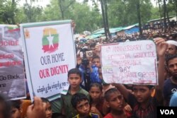The Rohingya refugees rallying at Cox’s Bazar, Bangladesh, on Aug. 25, 2023, demanded rights such as dignified repatriation, citizenship and legal employment. (Md. Jamal/VOA)