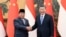 Presiden China Xi Jinping (kanan) berjabat tangan dengan Presiden terpilih Indonesia Prabowo Subianto di Balai Besar Rakyat China di Beijing, Senin, 1 April 2024. (Yao Dawei/Xinhua via AP)