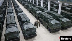 지난 5월 김정은 북한 국무위원장이 비공개 장소에서 전술미사일 무기체계를 감독하고 있다. (자료화면)