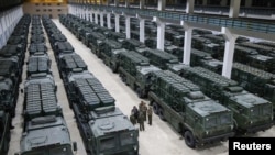 지난 5월 김정은 북한 국무위원장이 비공개 장소에서 전술미사일 무기체계를 감독하고 있다. (자료사진)