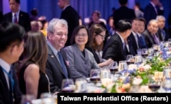 台湾总统蔡英文与新泽西州长菲尔·墨菲在纽约出席驻纽约台北经济文化办事处的活动。（2023年3月30日）