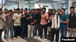 នៅក្នុងរូបភាពចេញផ្សាយដោយស្ថានទូតឥណ្ឌាប្រចាំប្រទេសកម្ពុជា ជនជាតិឥណ្ឌាដែលត្រូវបាន​ជួយ​សង្គ្រោះ​ពី​កាស៊ីណូ​មួយនៅខេត្តព្រះសីហនុ ថតរូបមុនធ្វើដំណើរទៅប្រទេសកំណើតវិញ។ (Facebook / Embassy of India in Phnom Penh)