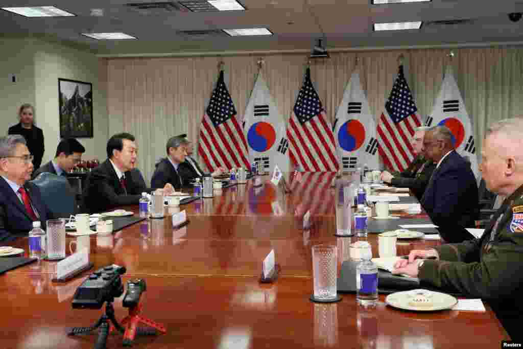 미국을 국빈 방문한 윤석열 한국 대통령이 27일 워싱턴 국방부 청사를 방문하고 로이드 오스틴 국방장관을 비롯한 미군 수뇌부의 보고를 받았다.