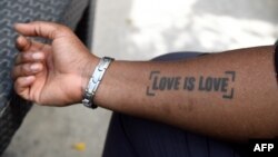 Le tatouage de la productrice de films et activiste LGBTQ+ nigériane Pamela Addie.