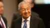 Mantan perdana menteri Malaysia Mahathir Mohamad meninggalkan Forum Nikkei "Masa Depan Asia" di Tokyo pada 26 Mei 2023. (Foto: AFP)