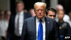 도널드 트럼프 전 대통령이 30일 성추문 입막음 관련 형사 재판에서 34개 혐의에 대해 모두 유죄 평결을 받은 후 취재진 앞으로 걸어오고 있다. 