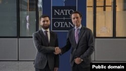 NATO Baş katibinin Mərkəzi Asiya və Cənubi Qafqaz üzrə xüsusi nümayəndəsi Xavier Kolomina və NATO-nun Brüsseldəki mənzil qərargahında Ermənistan xarici işlər nazirinin müavini Vaan Kostanyan (foto: Xavier Kolomina X platformasından götürülüb)