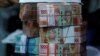 ILUSTRASI - Tumpukan lembaran uang kertas rupiah di sebuah kantor penukaran uang di Jakarta, 14 Oktober 2022. (REUTERS/Willy Kurniawan)