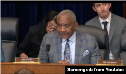 하원 외교위 민주당 간사인 그레고리 믹스 의원이 16일 외교위원회 전체 회의에서 북한인권법 재승인 법안에 대해 발언하고 있다.