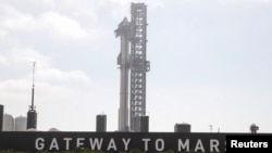 Pesawat ruang angkasa Starship generasi berikutnya SpaceX di atas roket Super Heavy bersiap untuk peluncuran ketiga dari landasan peluncuran perusahaan Boca Chica dalam uji terbang tanpa awak, dekat Brownsville, Texas, AS, 13 Maret 2024. (REUTERS/Joe Skipper)