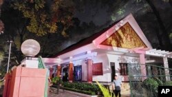 Pihak berwenang setempat berusaha memadamkan api di Kediaman Kerajaan di Siem Reap, Kamboja, Minggu, 12 Maret 2023. Api merusak sebagian kediaman provinsi Raja Kamboja Norodom Sihamoni, pejabat kata Senin, dan tidak ada korban luka yang dilaporkan. (AKP via AP)