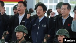 资料照片：台湾总统赖清德视察花莲一处军事基地时与国军官兵在一起。（2024年5月28日）