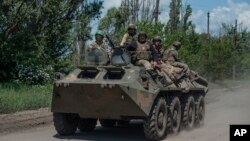 រូបឯកសារ៖ ទាហានអ៊ុយក្រែនជិះរថក្រោះ APC នៅតំបន់សមរភូមិជួរមុខក្បែរតំបន់ Bakhmut កាលពីថ្ងៃទី ៥ ខែមិថុនា ឆ្នាំ ២០២៣។ 