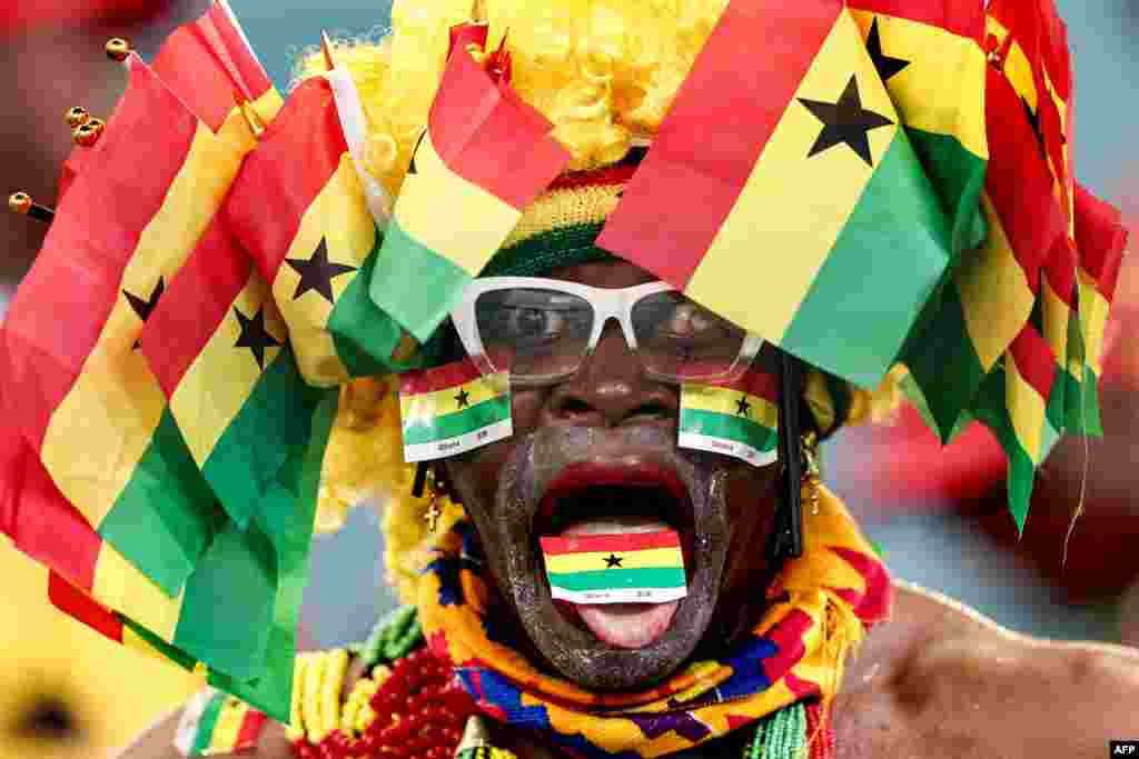 Un supporter ghanéen pose pendant le match de football du groupe B de la Coupe d&#39;Afrique des Nations (CAN) 2024 entre le Ghana et le Cap-Vert au stade Félix Houphouët-Boigny d&#39;Abidjan le 14 janvier 2024.