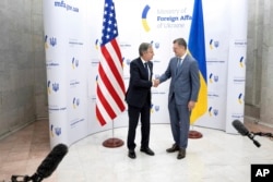 Američki državni sekretar Entoni Blinken i ministar inostranih poslova Ukrajine Dmitro Kuleba rukuju se pre davanja izjava medijima posle njihovog sastanka u Ministarstvu spoljnih poslova Ukrajine, u Kijevu, 6. septembra 2023.
