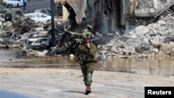 Izraelski vojnik patrolira u blizini policijske stanice koja je bila mjesto bitke nakon masovne infiltracije Hamasovih naoružanih napadača iz pojasa Gaze, u Sderotu, južni Izrael, 8. oktobra 2023.