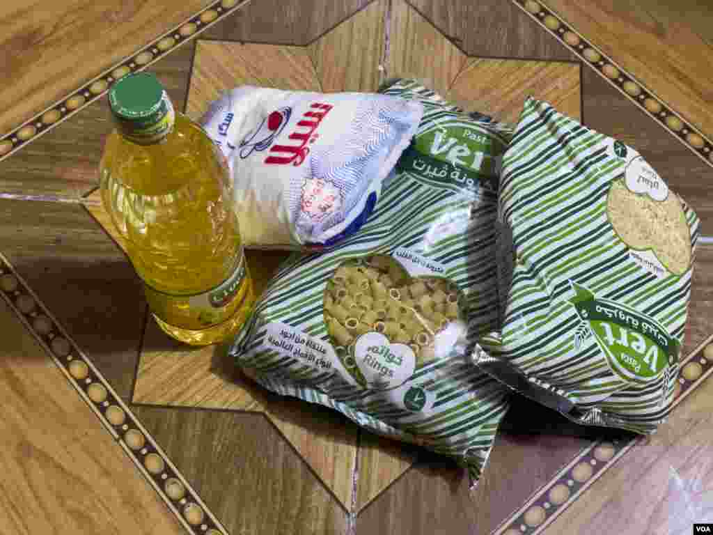 One voter, a low-income mother who wished to remain anonymous, said, “I don't know the other candidates, and people at the polling station told me that a vote receives a bag of free food.” Cairo, Egypt, Dec. 11, 2023. (Hamada Elrasam/VOA)