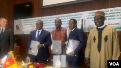 Au centre, Philippe Camille Akoa, directeur général du Feicom.